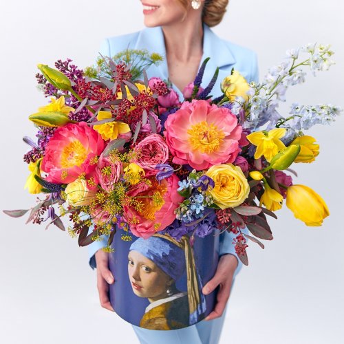 Коллекция Май. Изумительная цветочная композиция в дизайнерской шляпной коробке
