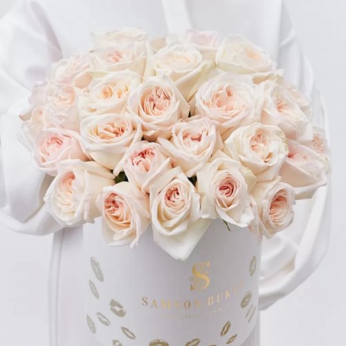 Коллекция Март. Пионовидные розы в фирменной коробке