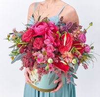 Коллекция Май. Яркая цветочная композиция в уникальной шляпной коробке