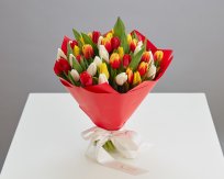 Коллекция Март. Букет из разноцветных тюльпанов