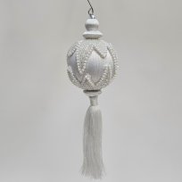 Белый шар с серебряным узором и кисточкой Karlsbach