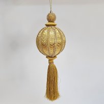 Золотой шар с узорами и кисточкой
