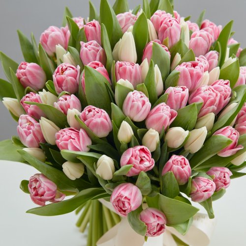 Коллекция Март. Нежный букет из белых и розовых тюльпанов