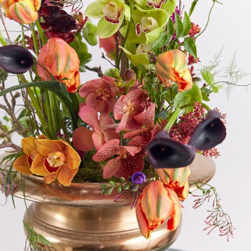 Коллекция Апрель. Вертикальная композиция в вазе с экзотическими цветами
