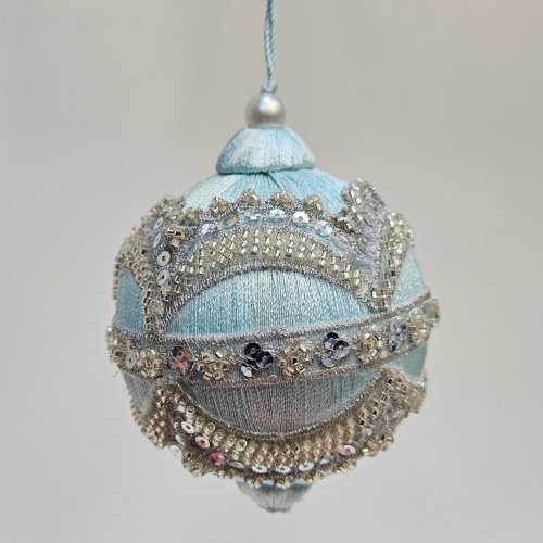 Светло-голубой шар с серебряным орнаментом Karlsbach