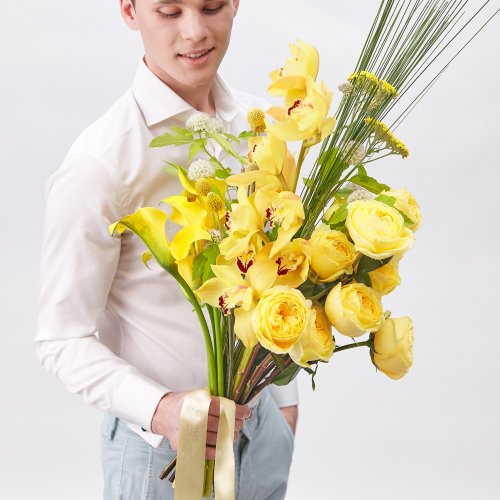 Коллекция Июль. Букет с шикарными солнечными орхидеями и пионовидными розами