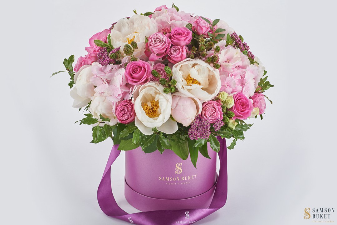Цветы в коробке женщине с Днем Рождения с бесплатной доставкой по Москве